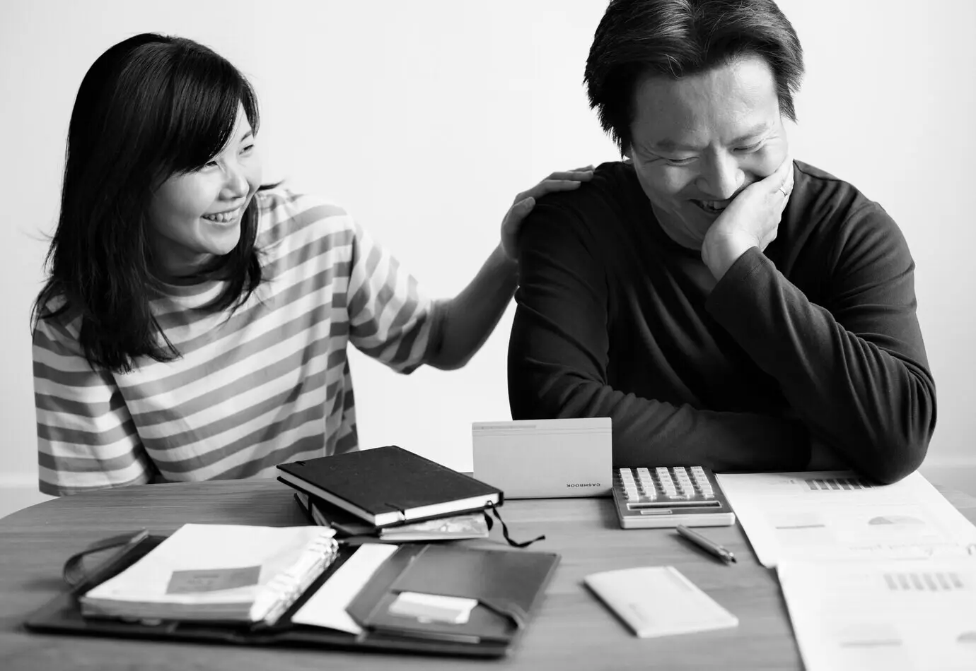 Азиатская пара занимается планированием инвестиций