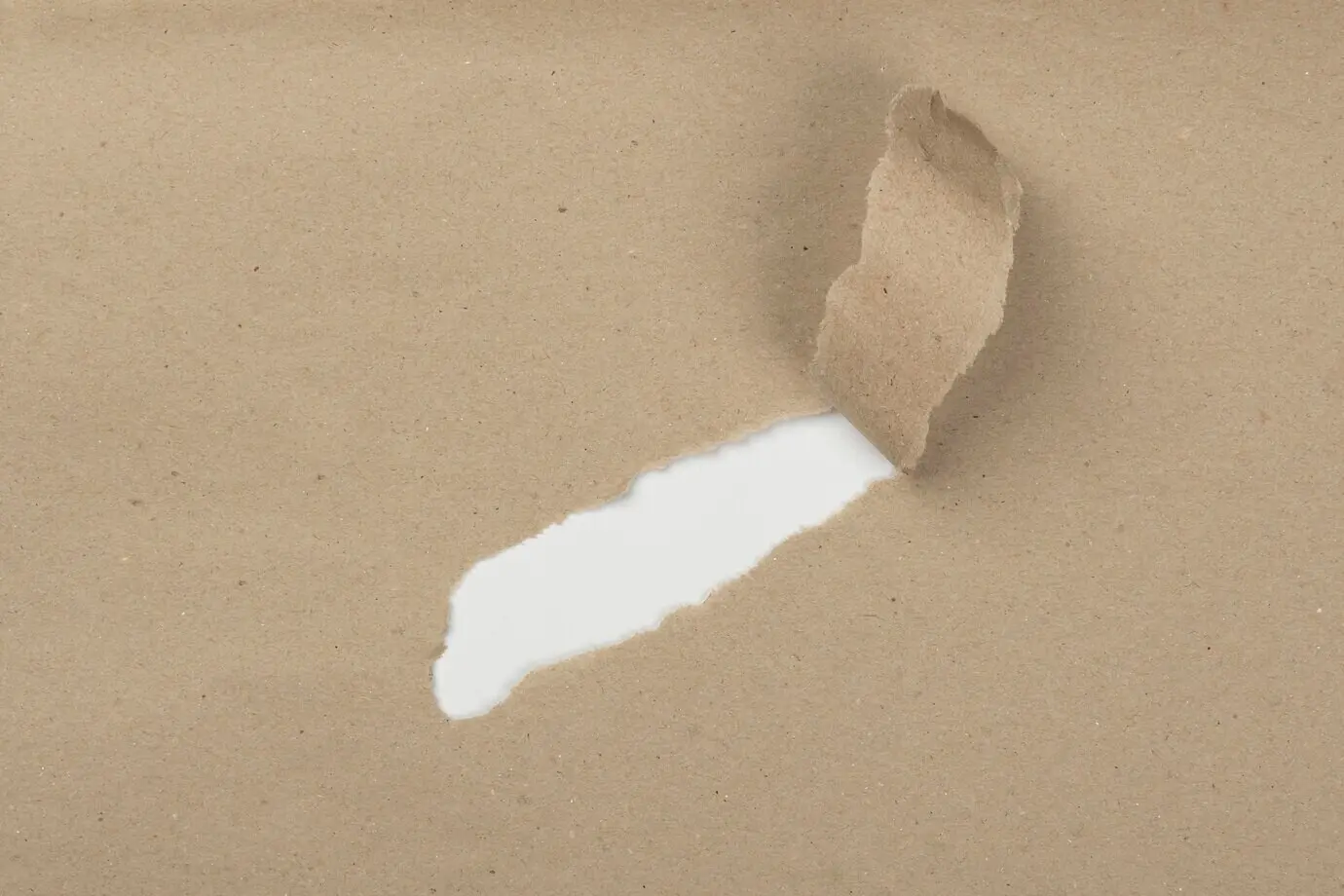 Царапина на бумаге, вид сверху.