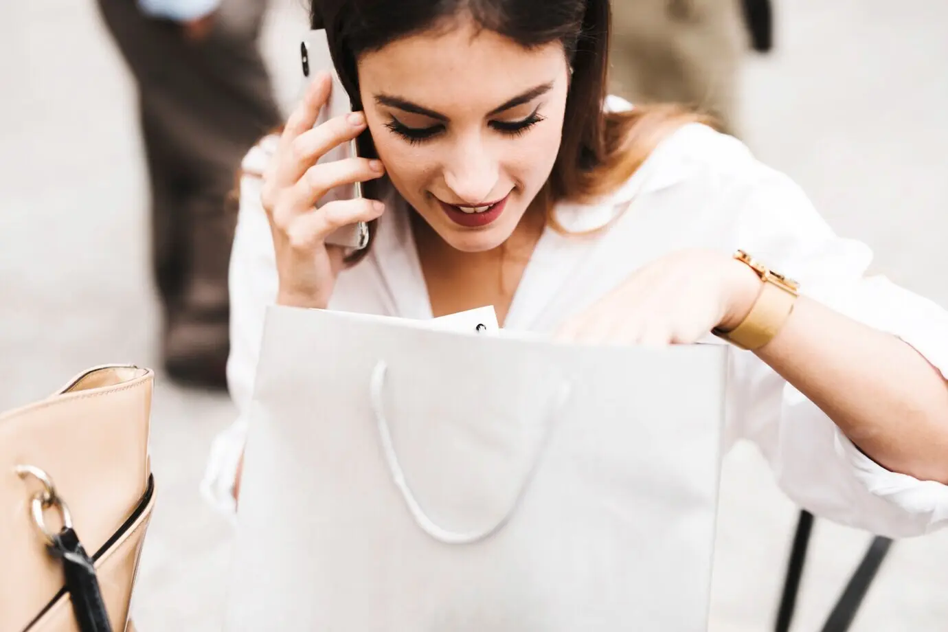 Девушка на шопинге с телефоном