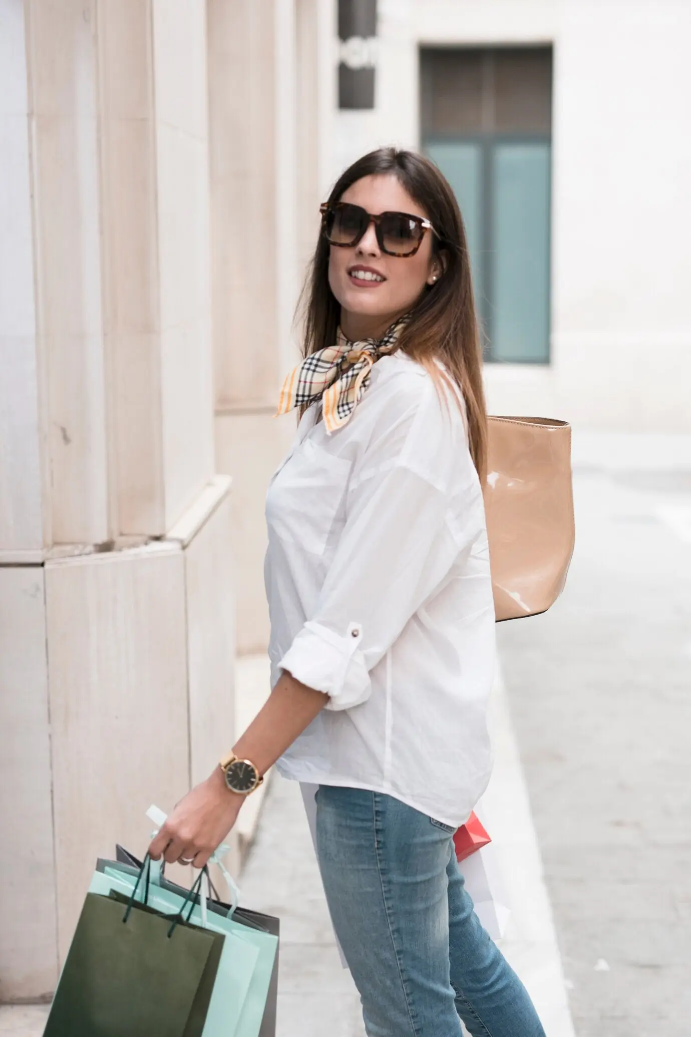 Девушка, занимающаяся шопингом, прогуливается.